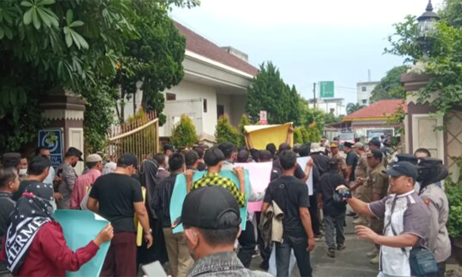 Geram Bakal Gagal Dilantik, Puluhan Calon Kepling Unjuk Rasa Di DPRD Tebing Tinggi