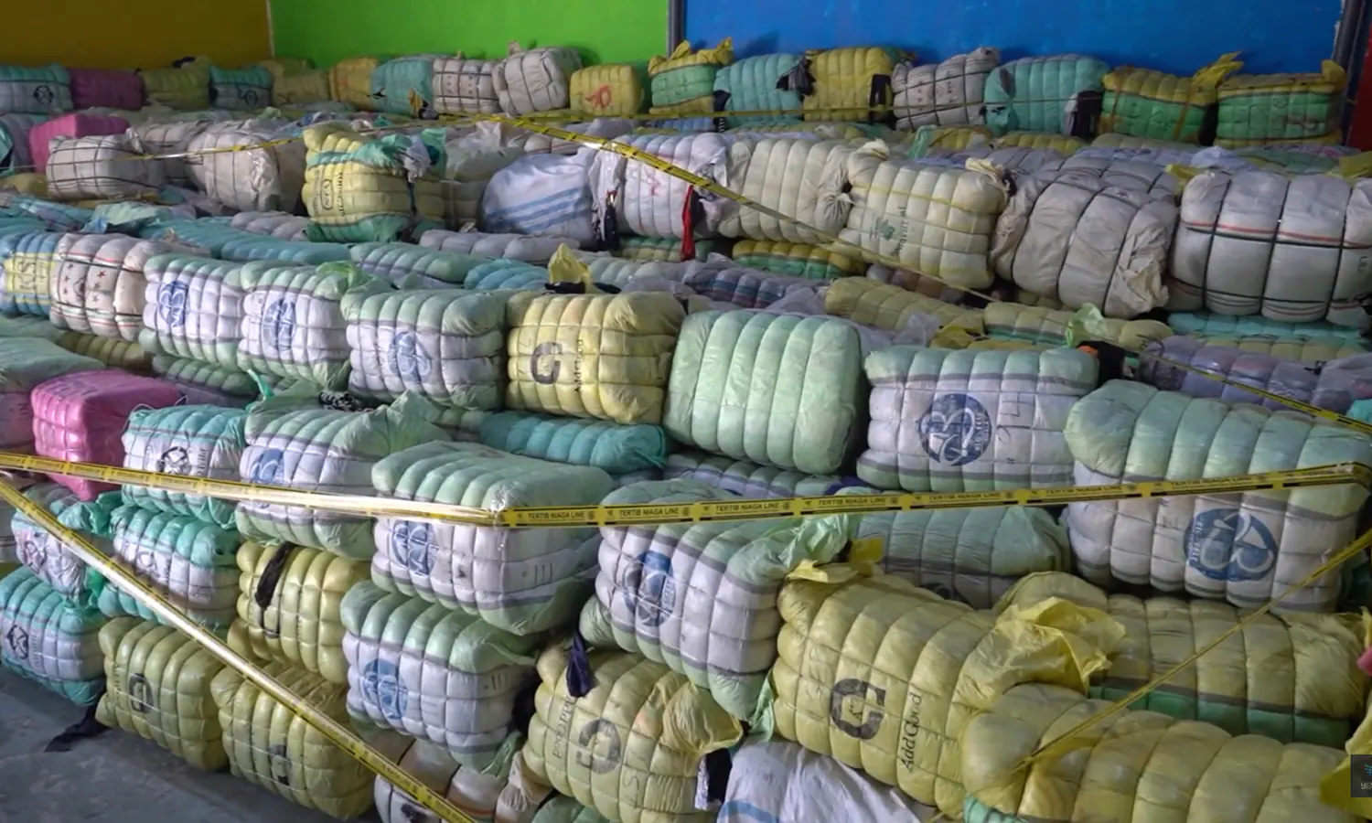 Ratusan Bal Baju Bekas Impor Ilegal Dibakar, Kerugian Tembus Rp10 M