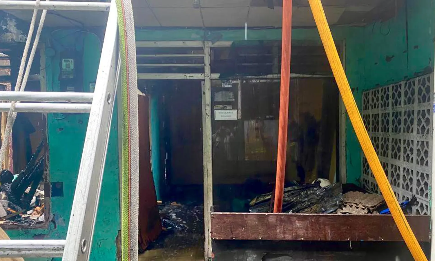 Warga Terjebak dalam Rumah Saat Api Menjalar ke Pemukiman Bidara Cina
