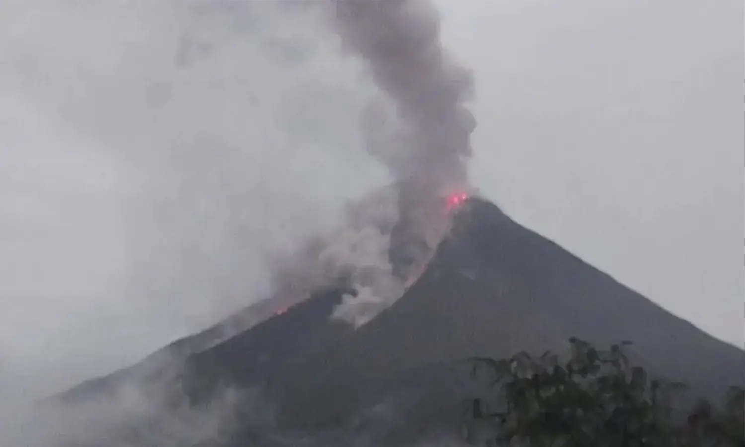 Kawah Gunung Karangetang Masih Luncurkan Guguran Lava