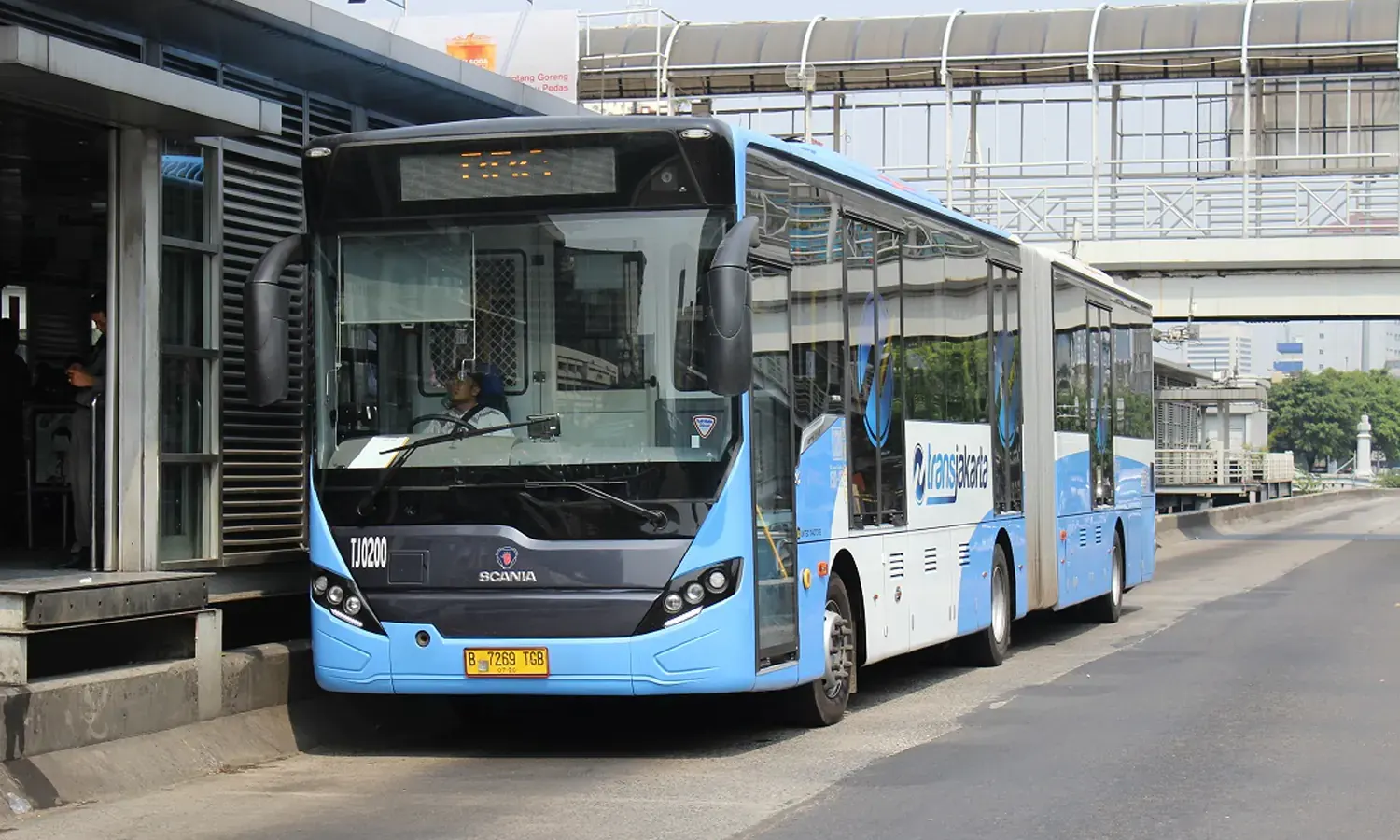 TransJakarta Uji Coba 4 Halte Terintegrasi Stasiun LRT Hari Ini