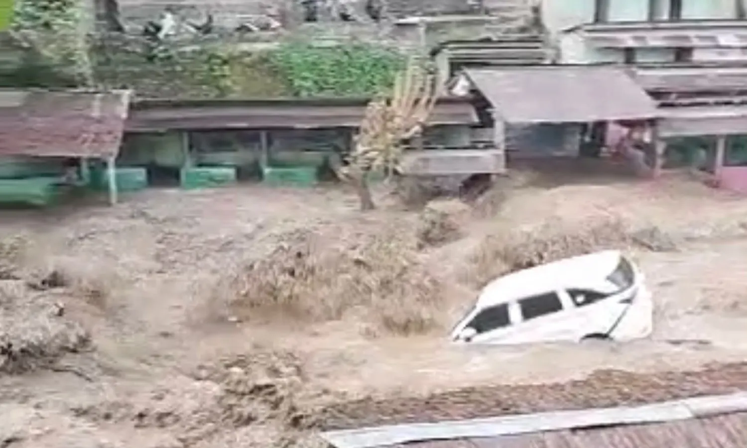 BPBD Deliserdang Kesal, Bukannya Evakuasi Wisatawan Malah Turun ke Sungai Lihat Banjir Bandang