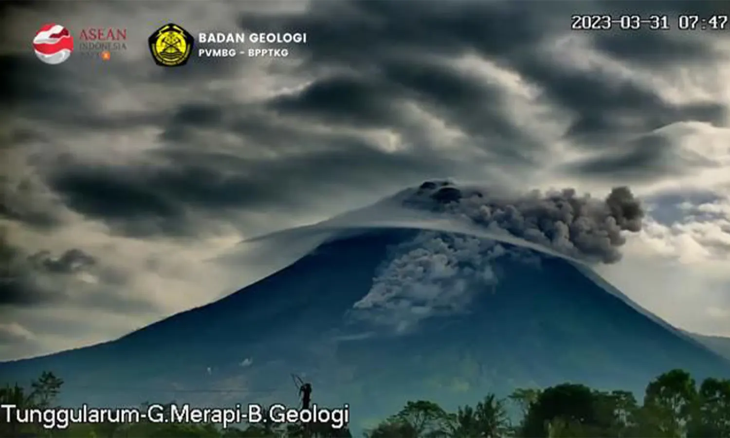 Gunung Merapi Muntahkan 3 Kali Awan Panas Guguran