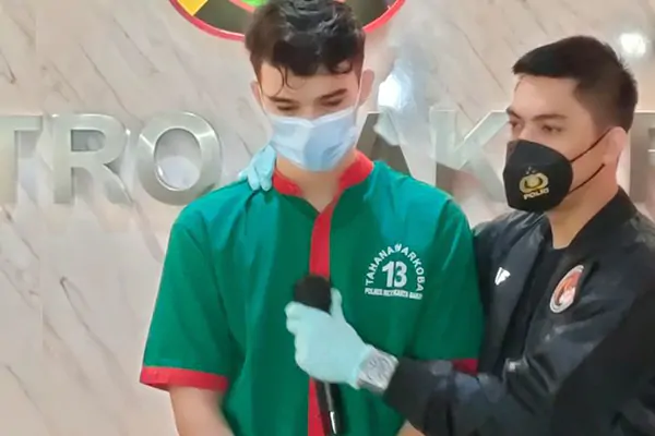 Aktor Jeff Smith Didakwa Dua Pasal Penyalahgunaan Narkoba