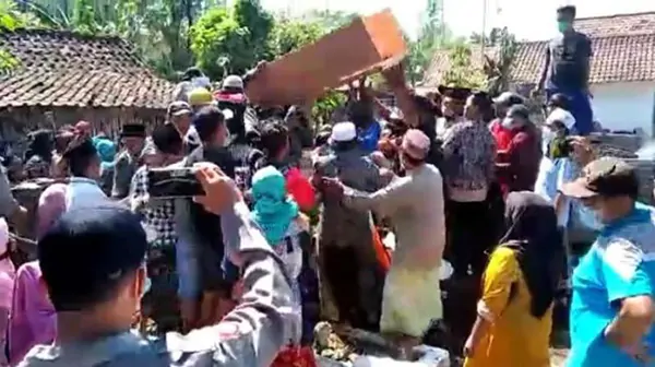 Warga di Probolinggo Bongkar Paksa Peti Jenazah Pasien Covid-19