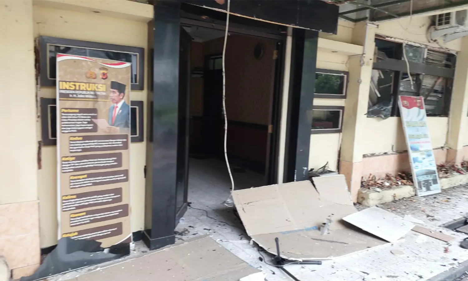 Gegana dan Rantis Wolf Brimob Amankan Lokasi Bom Bunuh Diri di Polsek Astana Anyar