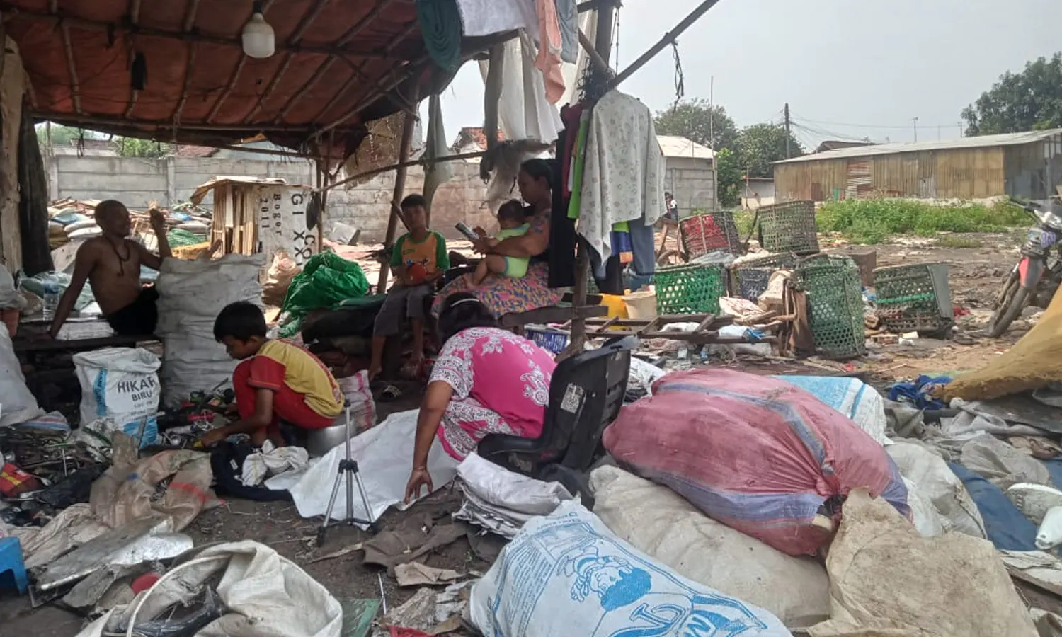Musim Hujan, Bahaya Penyakit Intai Anak-anak Pemulung di Bantargebang 