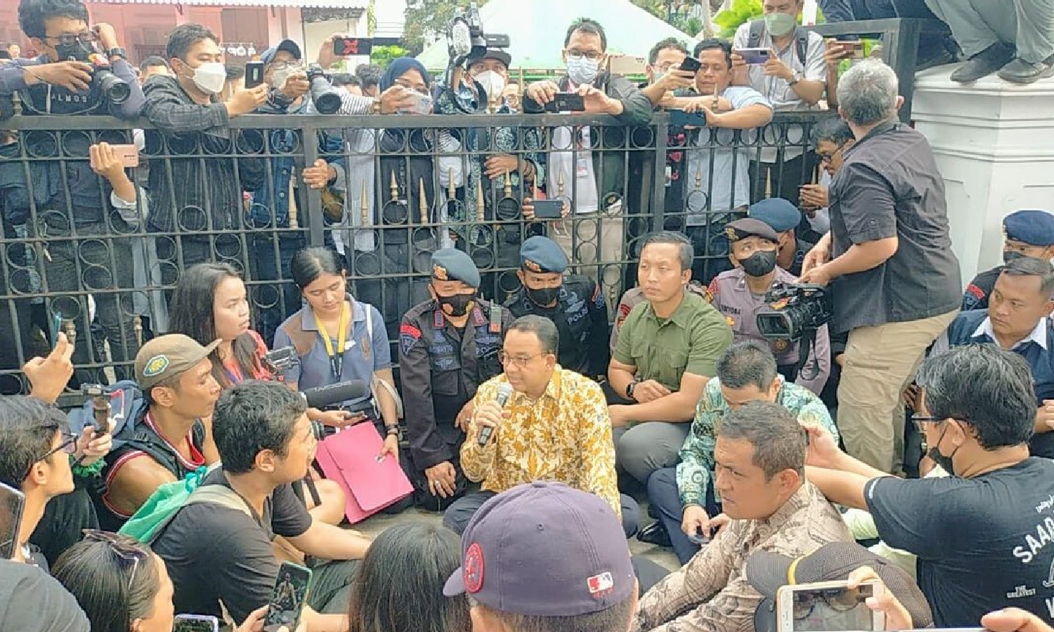 Duduk Bersama Pendemo, Anies Tolak Tanda Tangani Surat Pernyataan Sikap