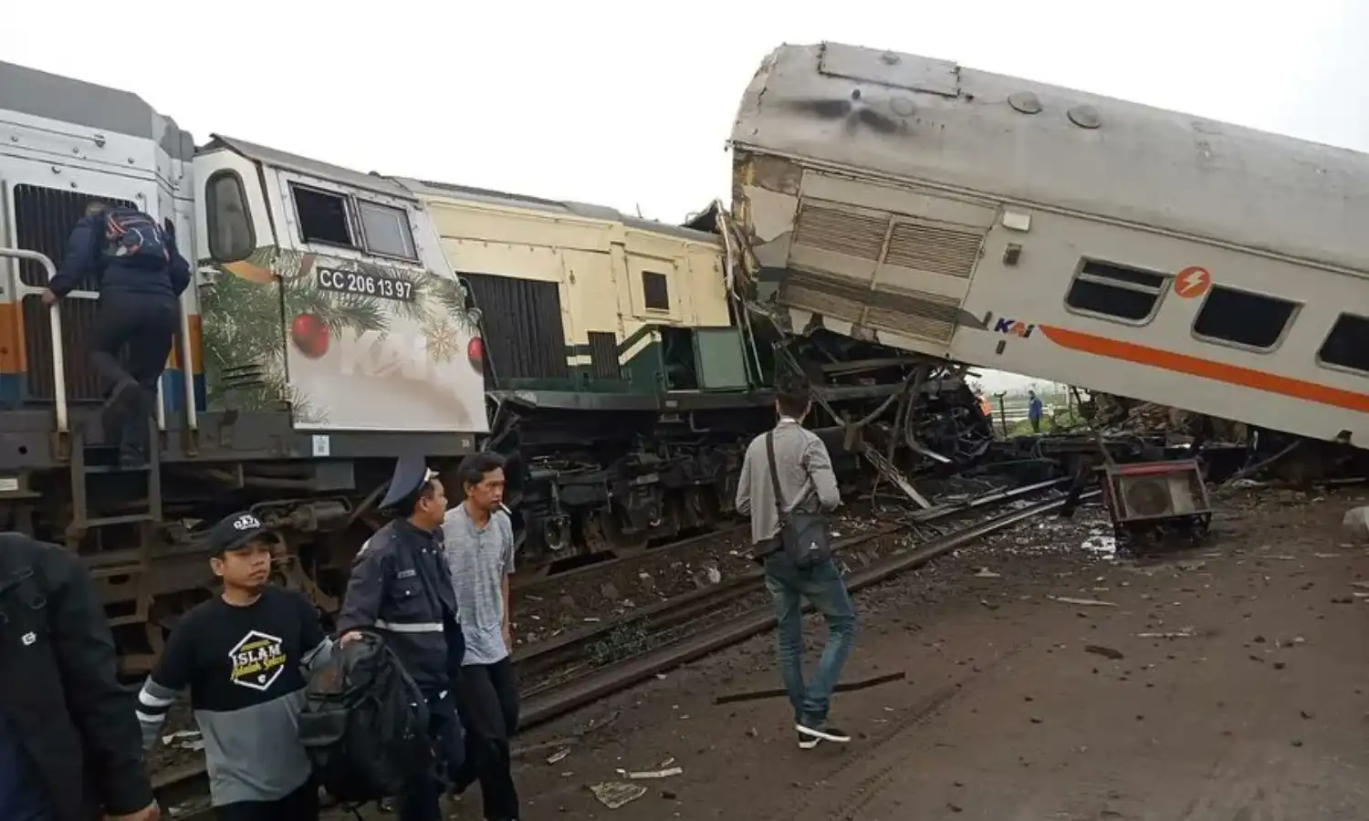 Jumat Pagi Diwarnai Duka, Dua Kereta Api di Bandung Alami Kecelakaan