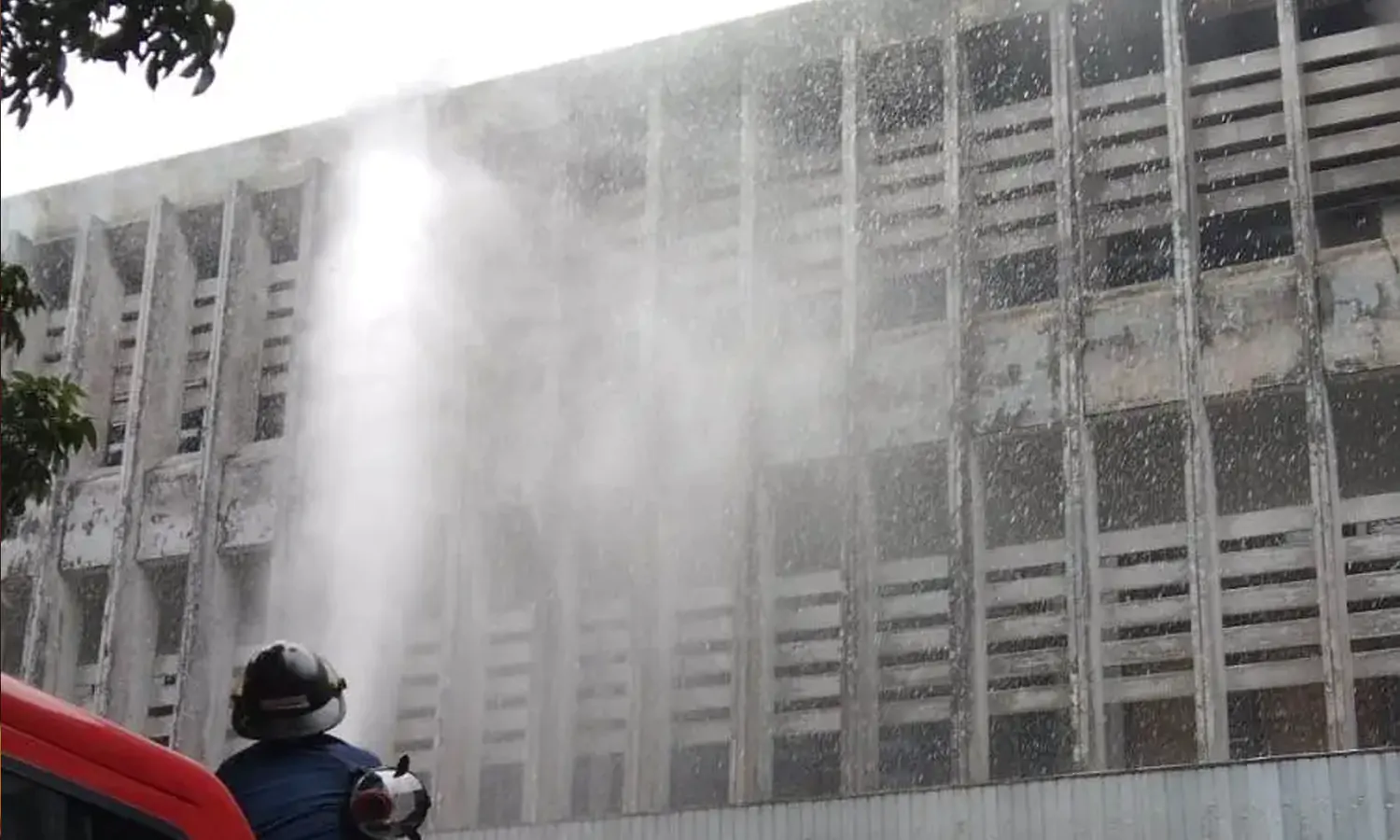 Kebakaran Melanda Gedung Arsip dan Perpustakaan Kampus Unimed 