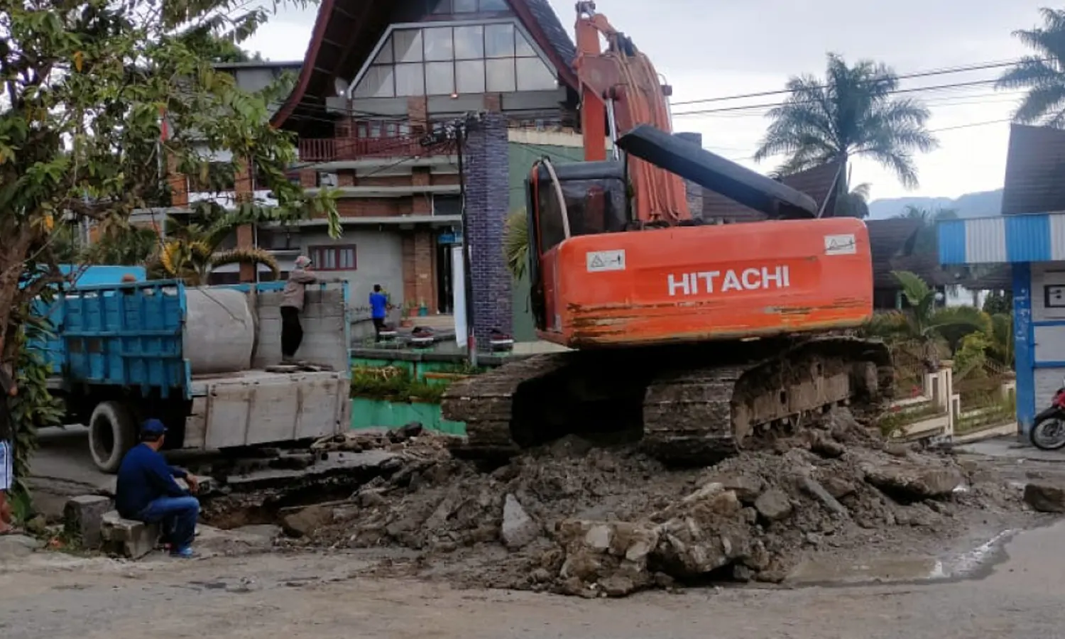 Dinas PUPR Mulai Perbaiki Jalan Rusak di Parapat