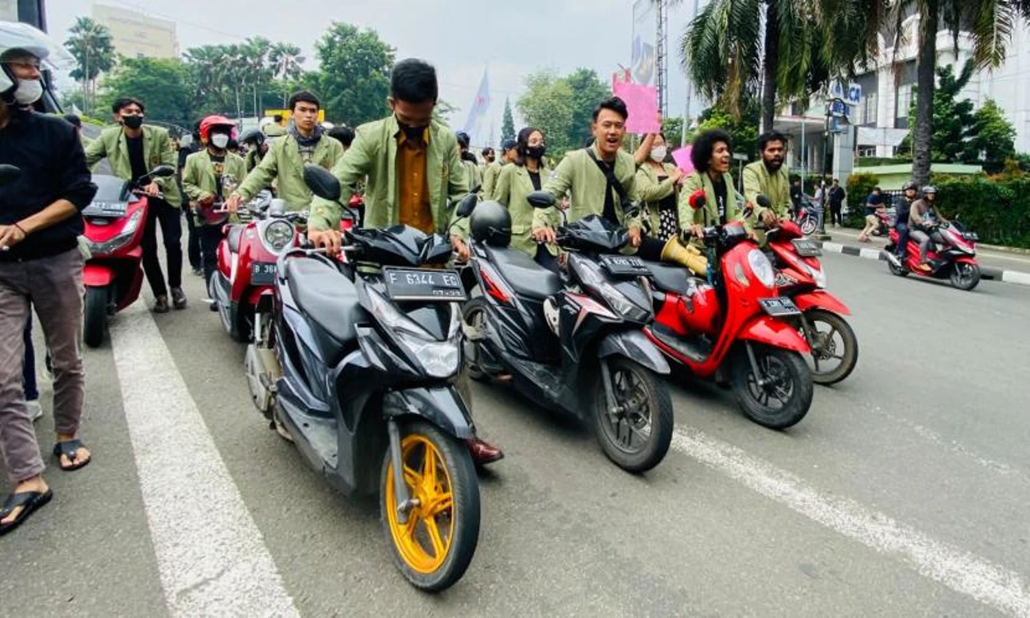 Tolak Kenaikan BBM, Mahasiswa Bogor Rela Dorong Motor