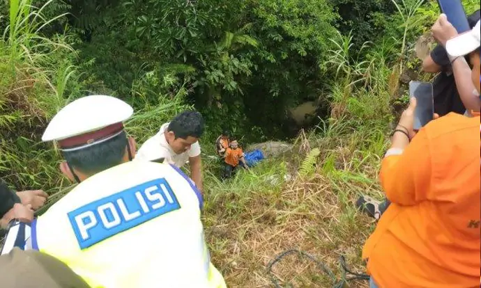 Dua Orang Tewas Setelah Bus Masuk Jurang Sedalam 50 Meter di Dairi