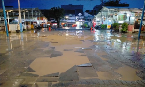 Atap Tenda Lokasi Binaan Kota Intan Bocor Mengganggu Kenyamanan Pengunjung Saat Hujan