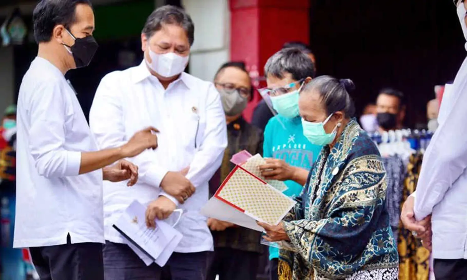 Presiden Jokowi Berikan Secara Langsung Bantuan Tunai ke Pedagang Malioboro Yogyakarta