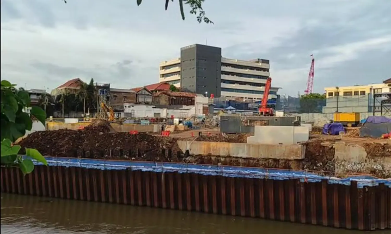 Lanjutan Pembangunan Proyek Sodetan Ciliwung Terkesan Tertutup, Ada Apa?