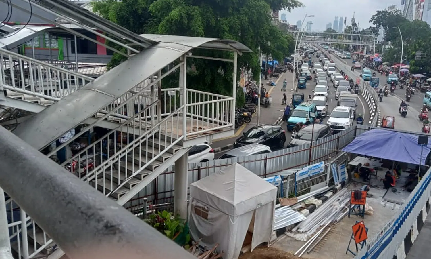 Pengendara Keluhkan Macet di Jatinegara Imbas Revitalisasi Busway yang Tak Kunjung Selesai