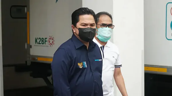 Terinspirasi Oleh Pedagang Kecil, Erik Thohir Beli Jajanan Di Warung Kecil dan Membagi-bagikannya