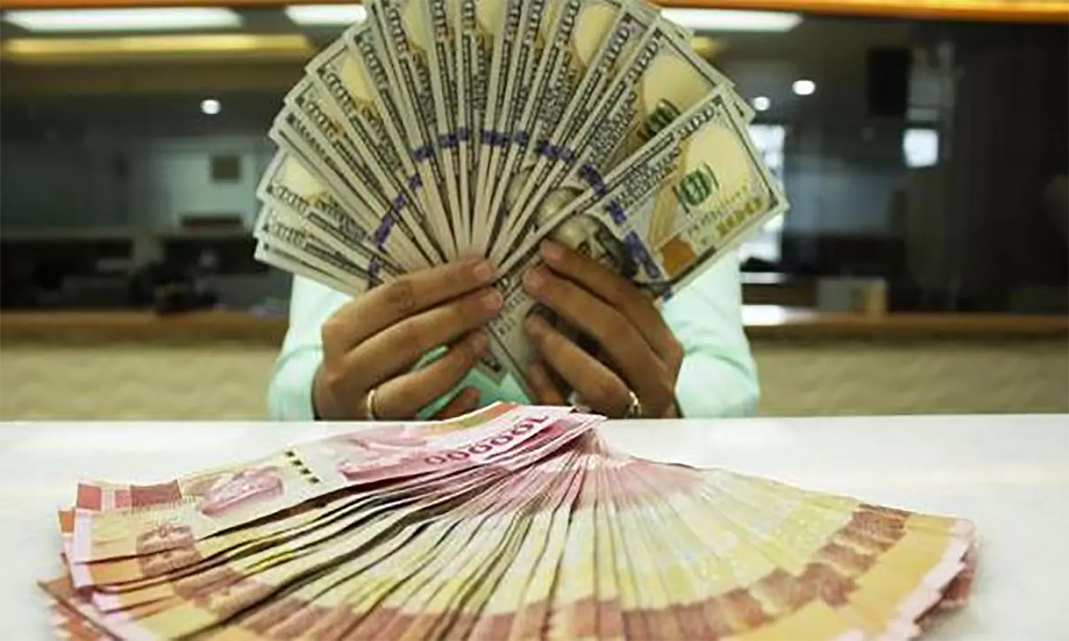 Nilai Rupiah Melemah Sendirian ke Rp15.537 Meski Neraca Dagang RI Surplus