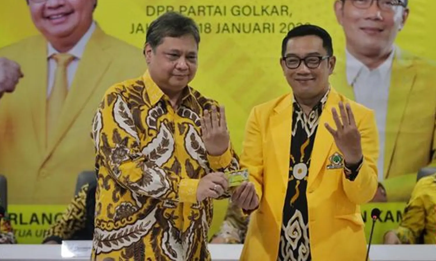 Pamerkan KTA dan Pose 4 Jari, Ridwan Kamil Resmi Berlabuh di Partai Golkar
