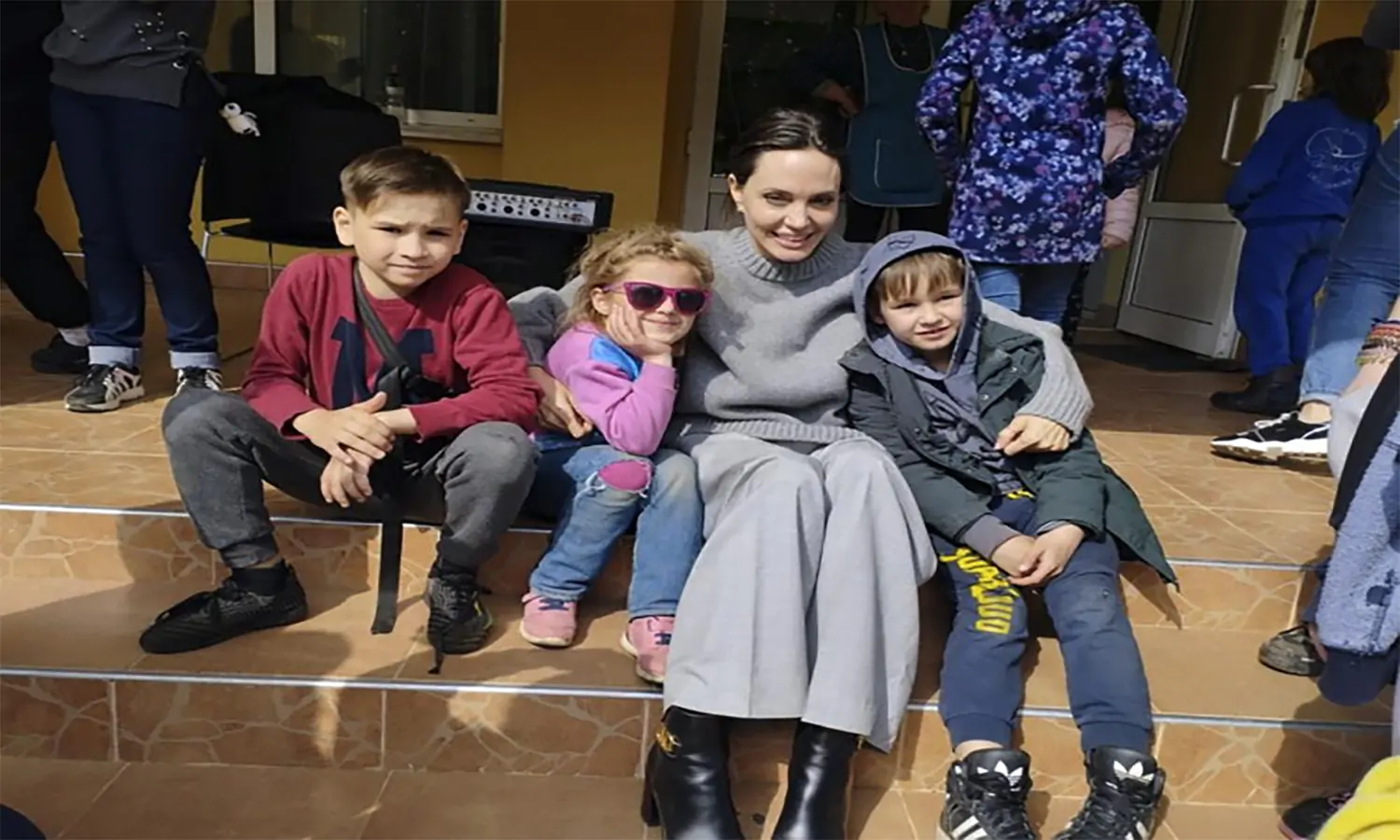 Angelina Jolie Kunjungi Ukraina, Beri Kejutan kepada Anak-anak