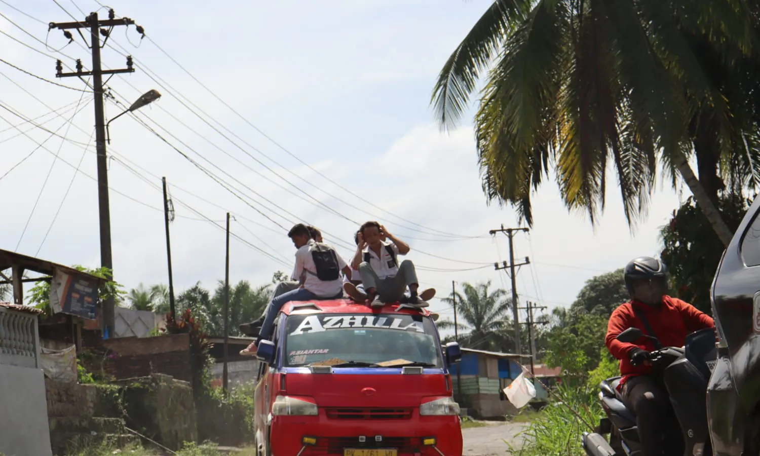 Perilaku Duduk di Atap Kendaraan Umum di Simalungun: Berisiko Kecelakaan tapi Sudah Mendarah Daging