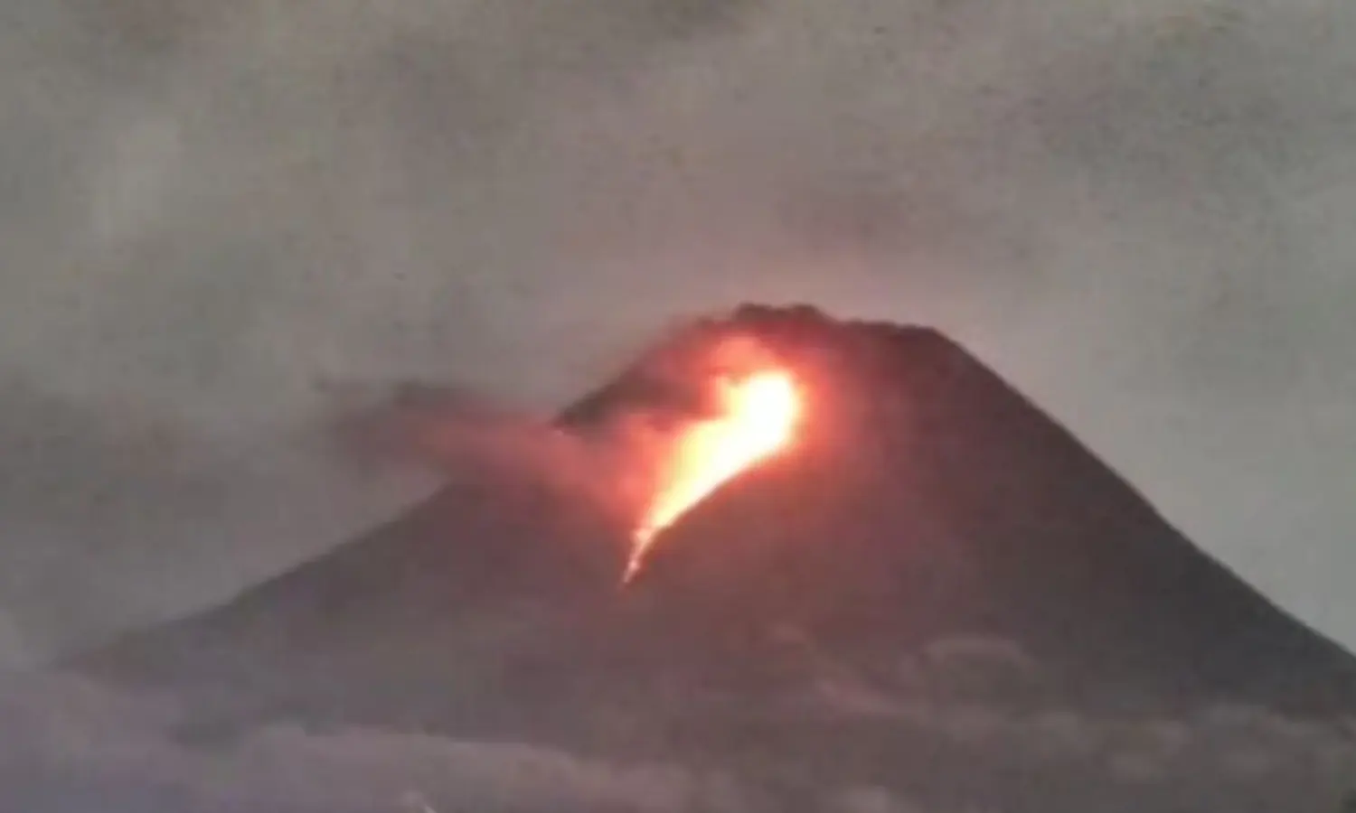 Gunung Merapi Kembali Muntahkan Awan Panas pada Senin Pagi