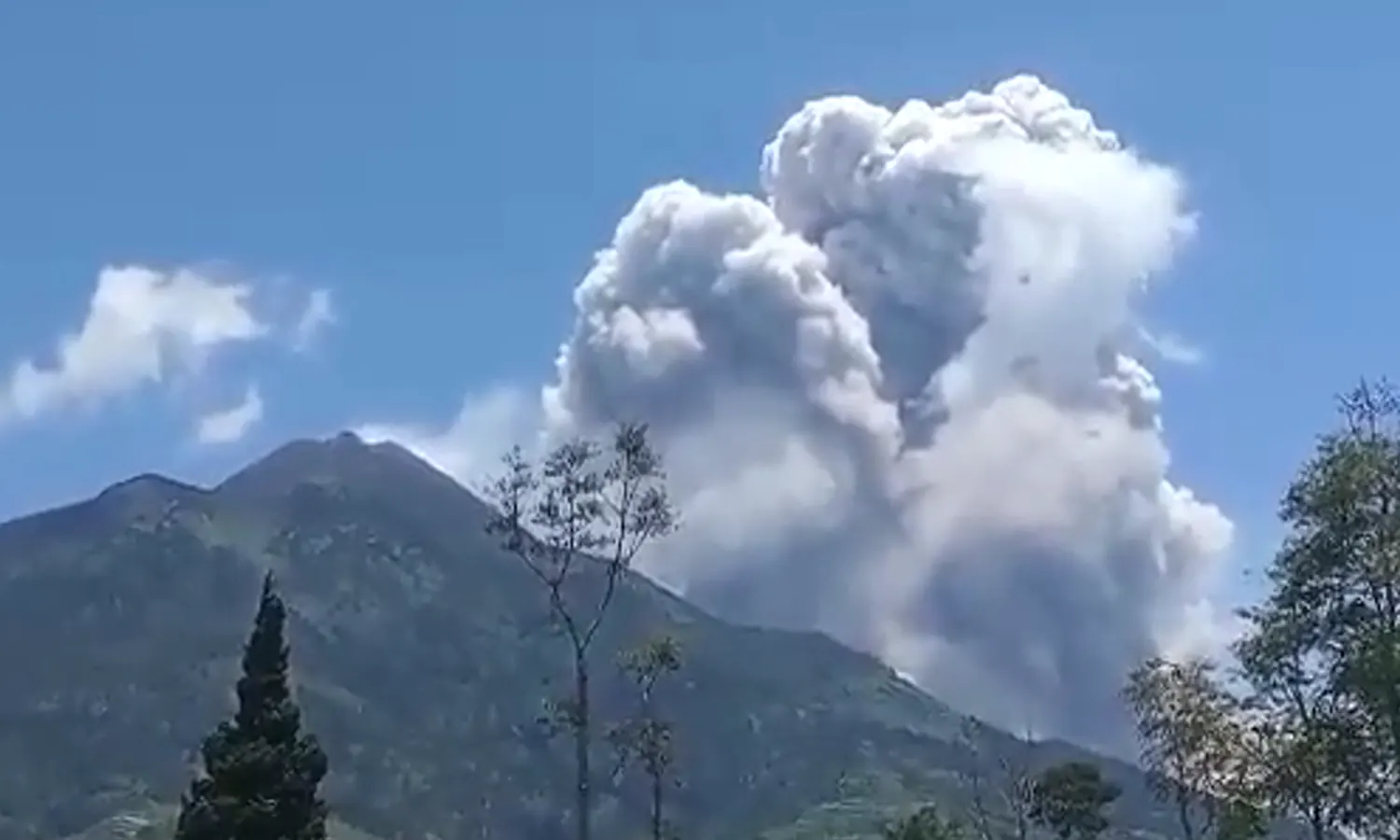 Merapi Kembali Luncurkan Awan Panas Sejauh 1 Km pada Rabu Pagi