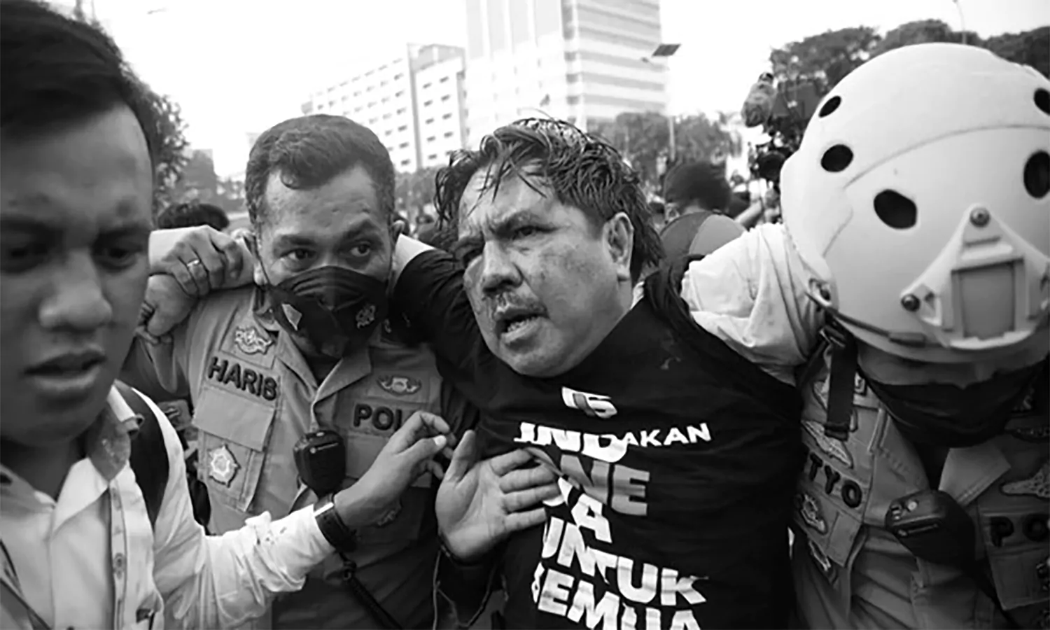 Demo 11 April: Ade Armando Dihajar Massa di Gedung DPR