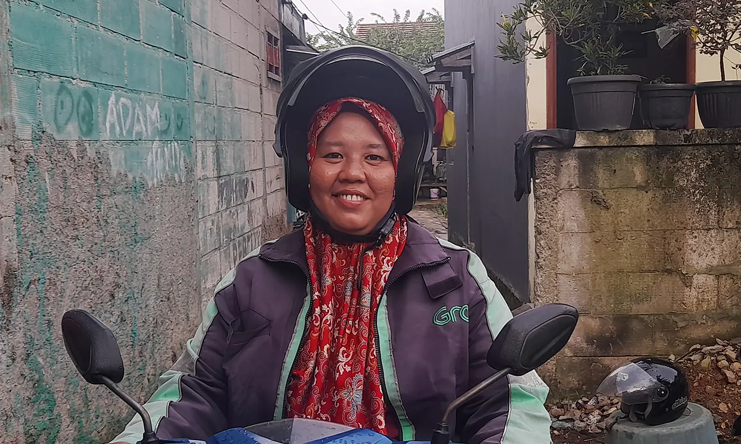 Kisah Asiah, Si Pengemudi Ojol yang Juga Relawan Kemanusiaan