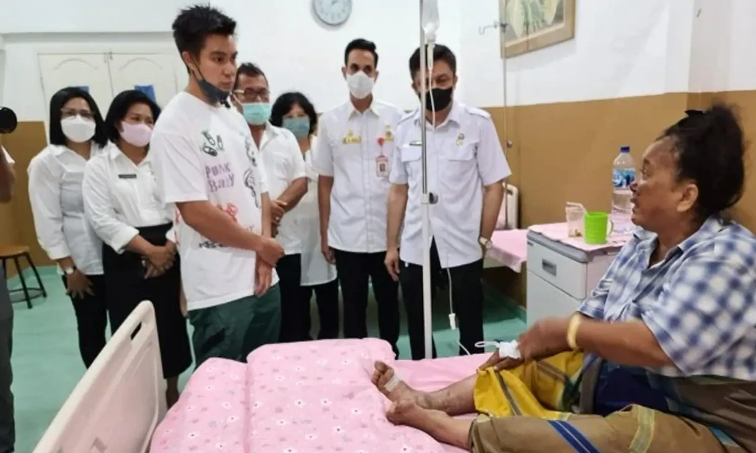 Baim Wong Jenguk Petugas Kebersihan Medan yang di Begal 