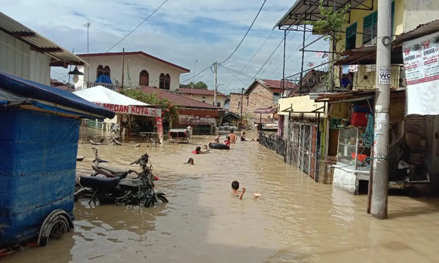Diguyur Hujan, Ratusan Rumah Warga di Kota Medan Terendam Banjir