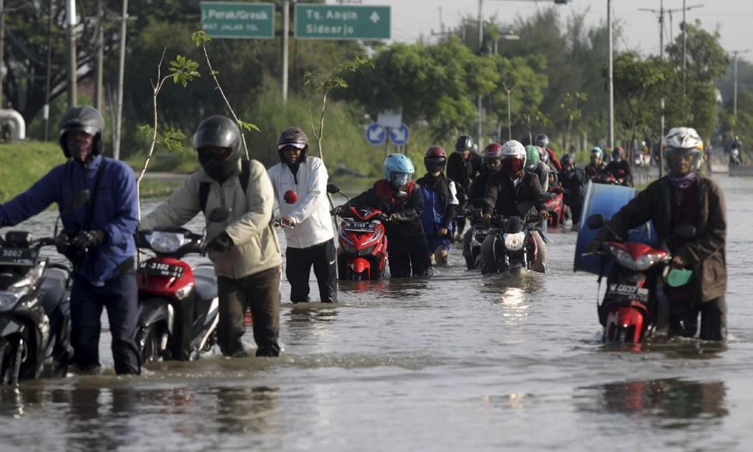 Banjir Merendam Jalan Tirta Raya Pulogadung Sebabkan Motor Mogok
