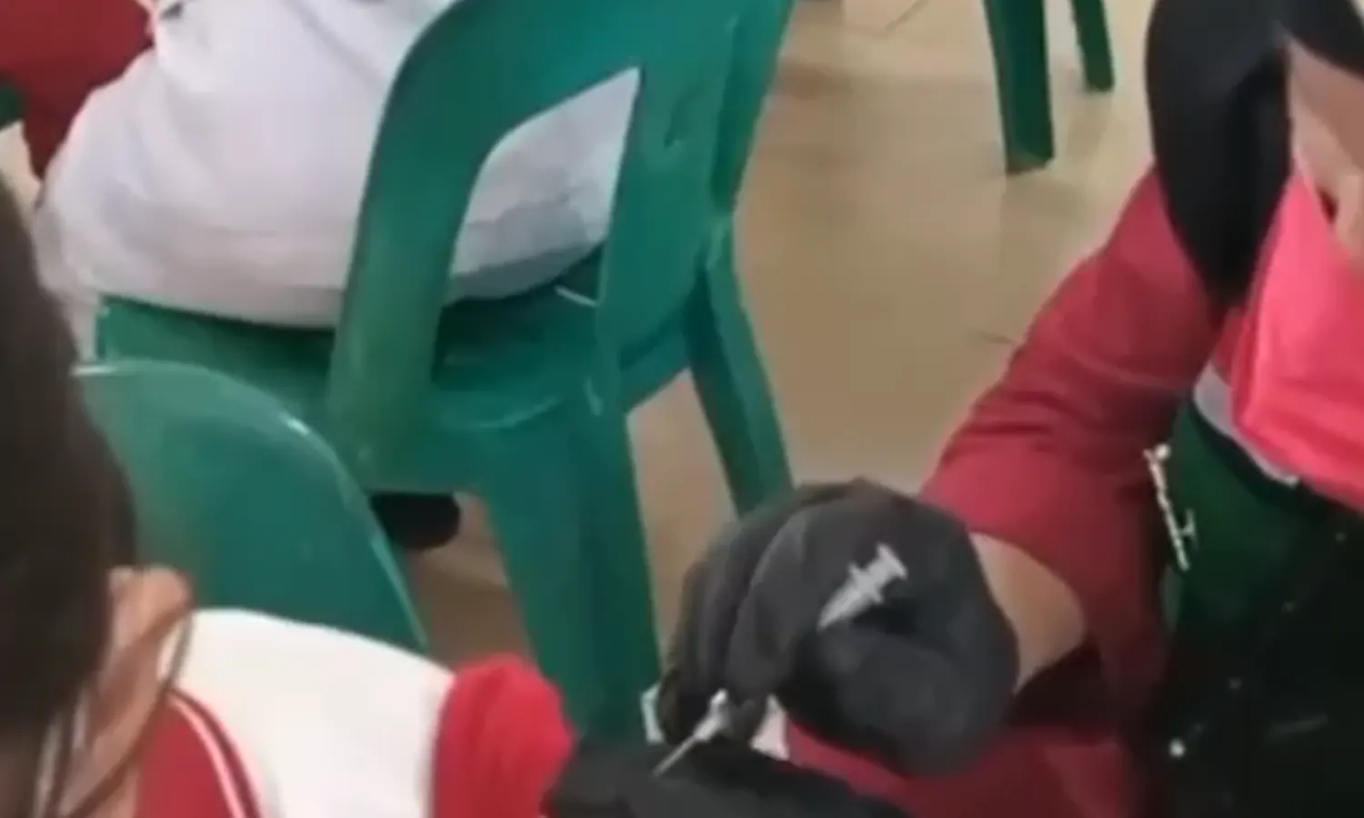 Nakes Bantah Video Viral Suntik Vaksin Kosong