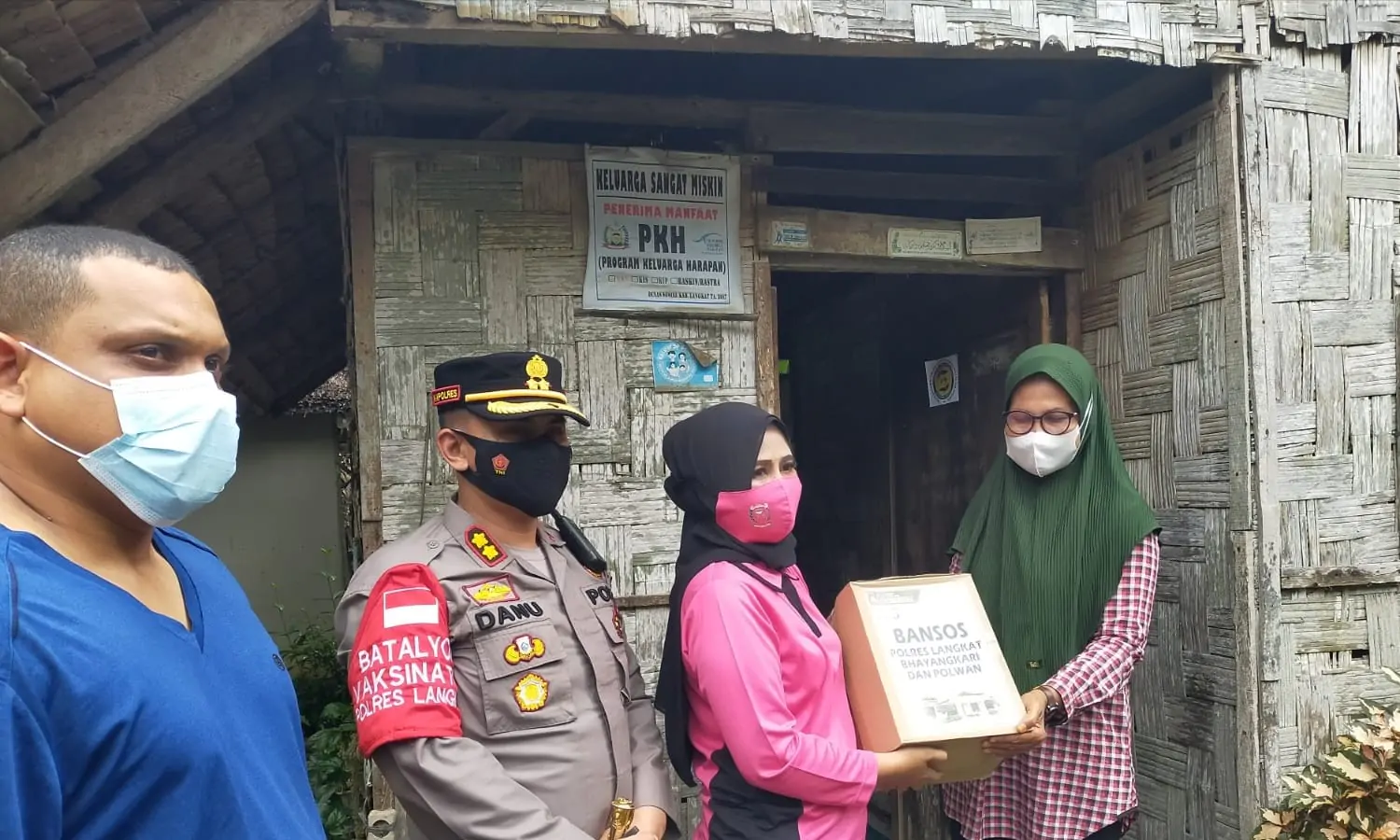 Kapolres Langkat Berikan Tali Asih Kepada Bocah Penderita Lumpuh Layu