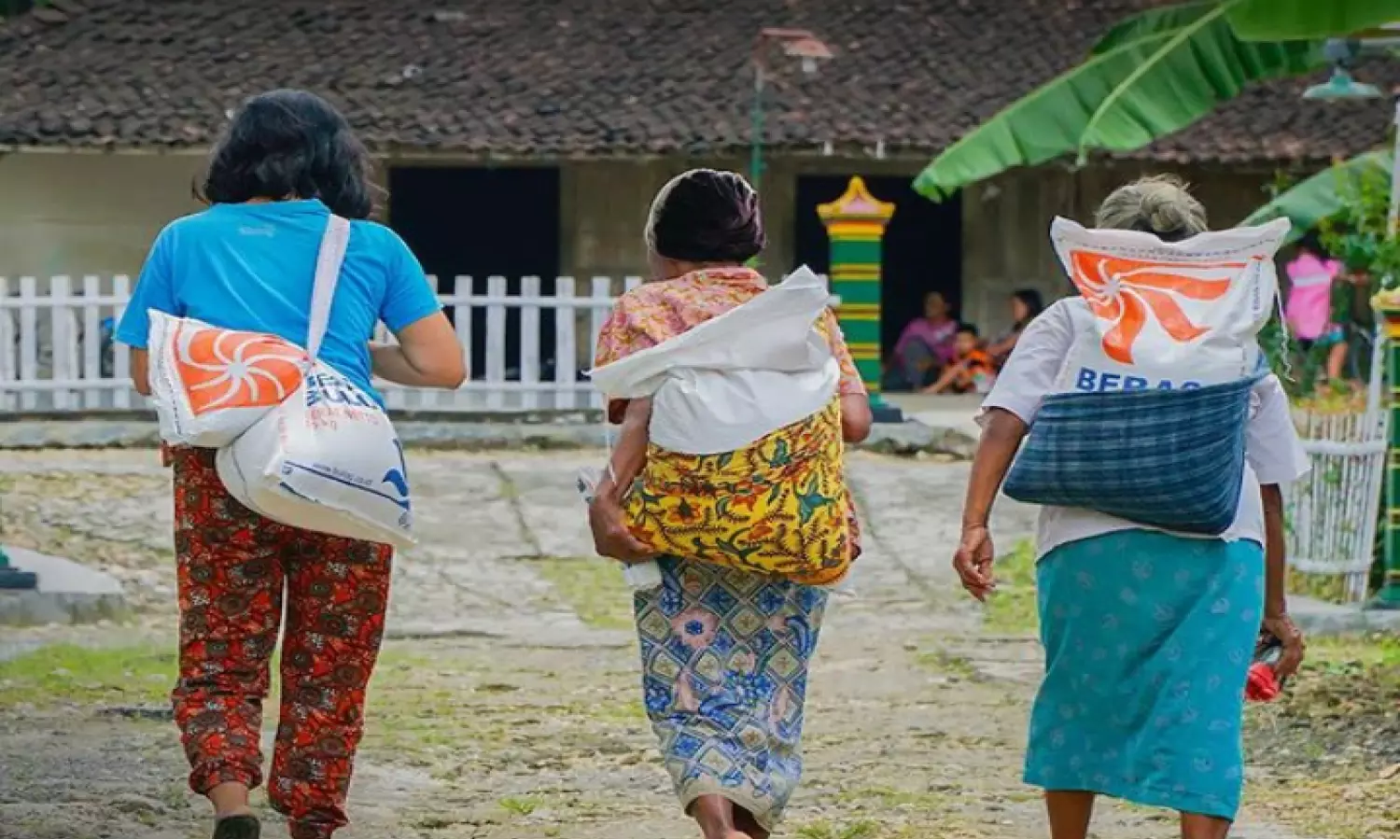 Jokowi Akan Salurkan Bantuan Beras 10 Kg untuk 21,3 Juta Warga Miskin Selama 3 Bulan