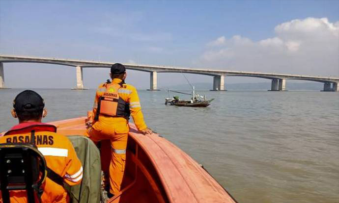 Tim SAR Surabaya Evakuasi Jasad Korban Bunuh Diri yang Melompat dari Jembatan Suramadu