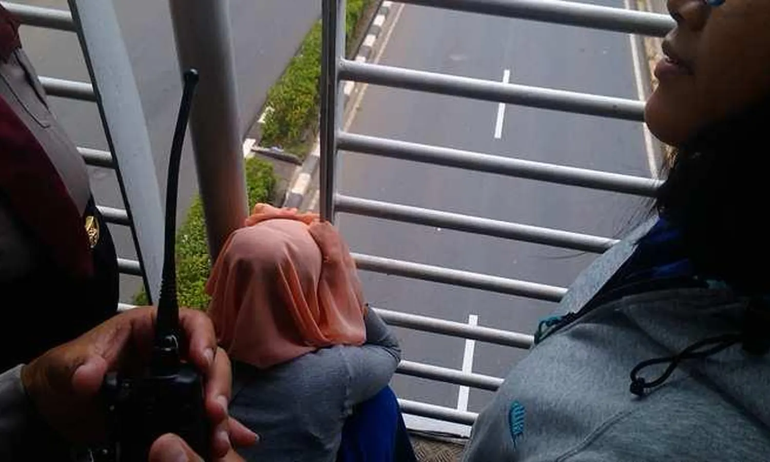 Putus Cinta! Seorang Wanita Lakukan Percobaan Bunuh Diri di JPO Kebun Jeruk