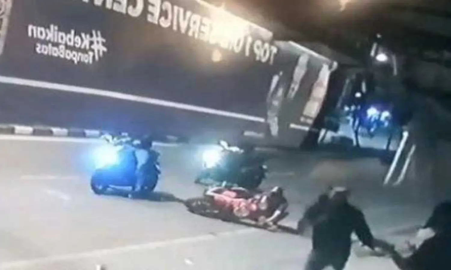 Aksi Komplotan Begal Bacoki Pria Paru Baya di Setia Budi Terekam CCTV