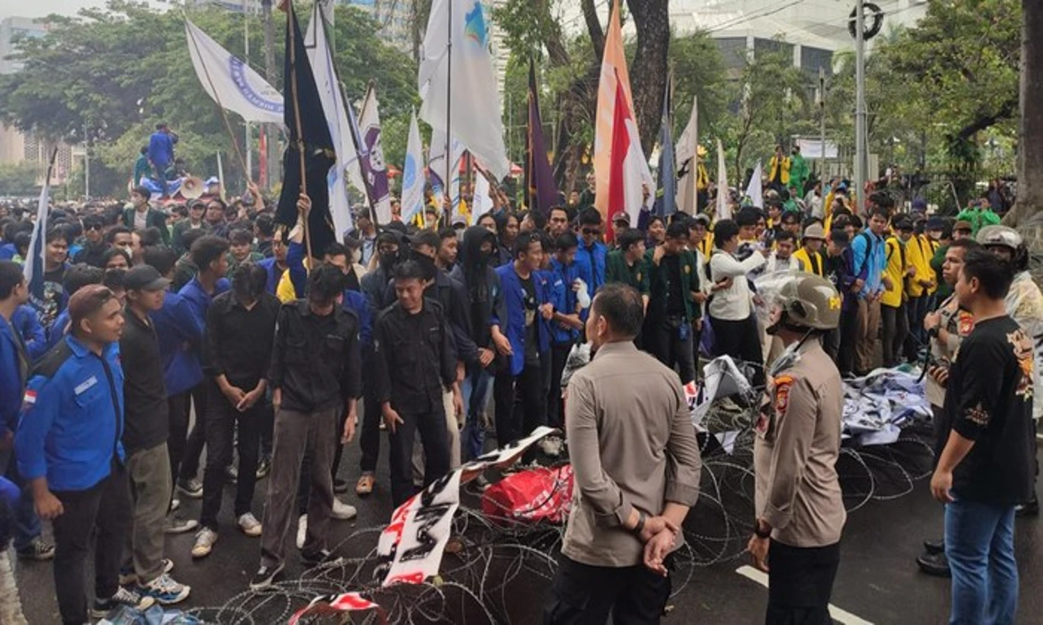 Ricuh, BEM SI Terobos Kawat Berduri di Patung Kuda