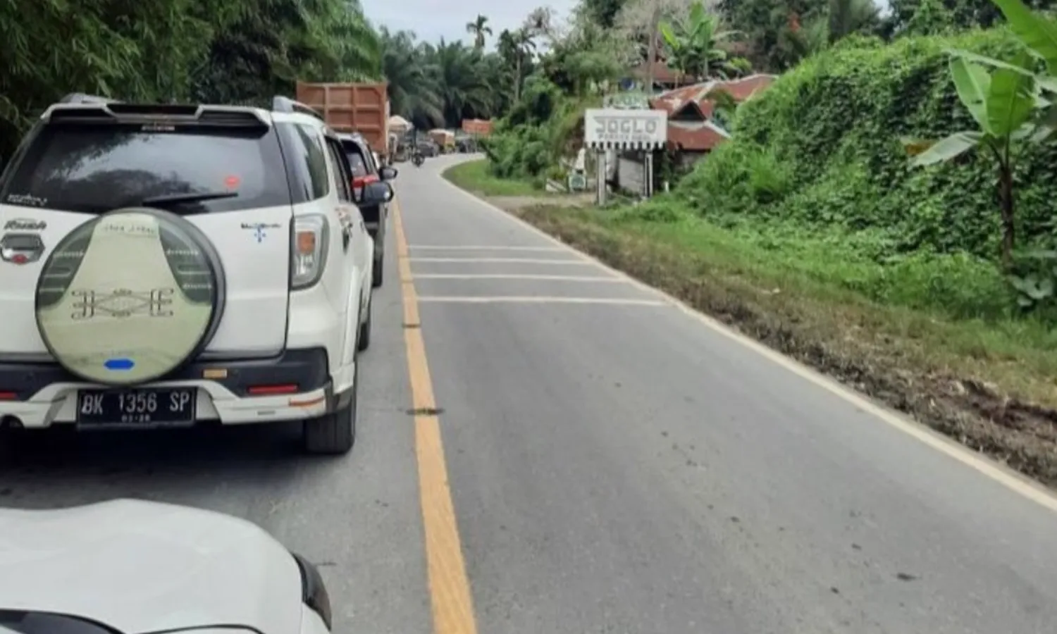 35 Jam Jalur Medan ke Berastagi Macet Parah Pasca Tiang Listrik dan Pohon Tumbang