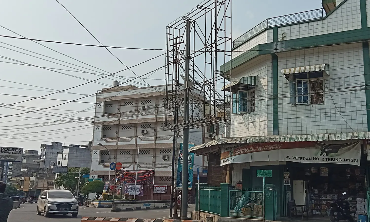 Dinas Penanaman Modal Diduga Kecolongan karena Ada Papan Iklan Ilegal Berdiri di Tebing Tinggi