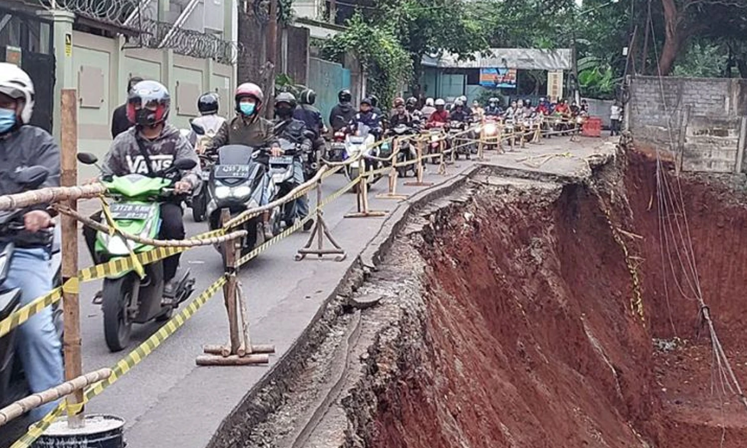 Perbaikan Ruas Jalan di Bekasi Akibat Longsor 
