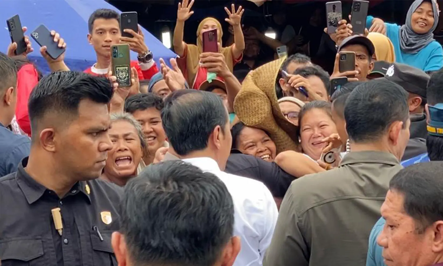 Warga Desak-desakan saat Jokowi Bagikan Sembako di Pasar Medan