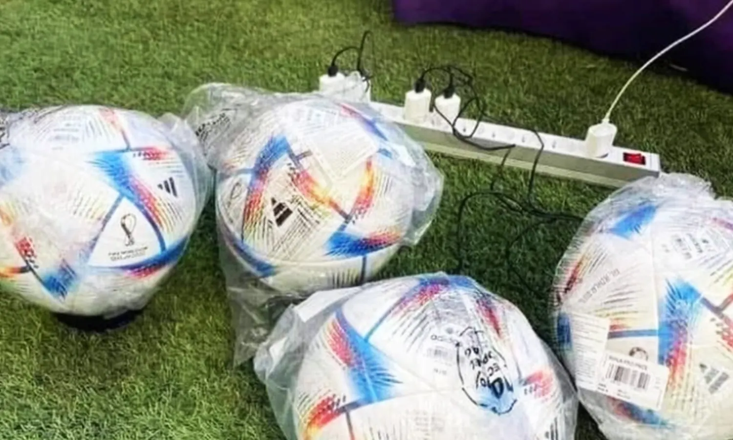 Viral! Bola Piala Dunia 2022 Harus Di-charge Sebelum Mulai Pertandingan