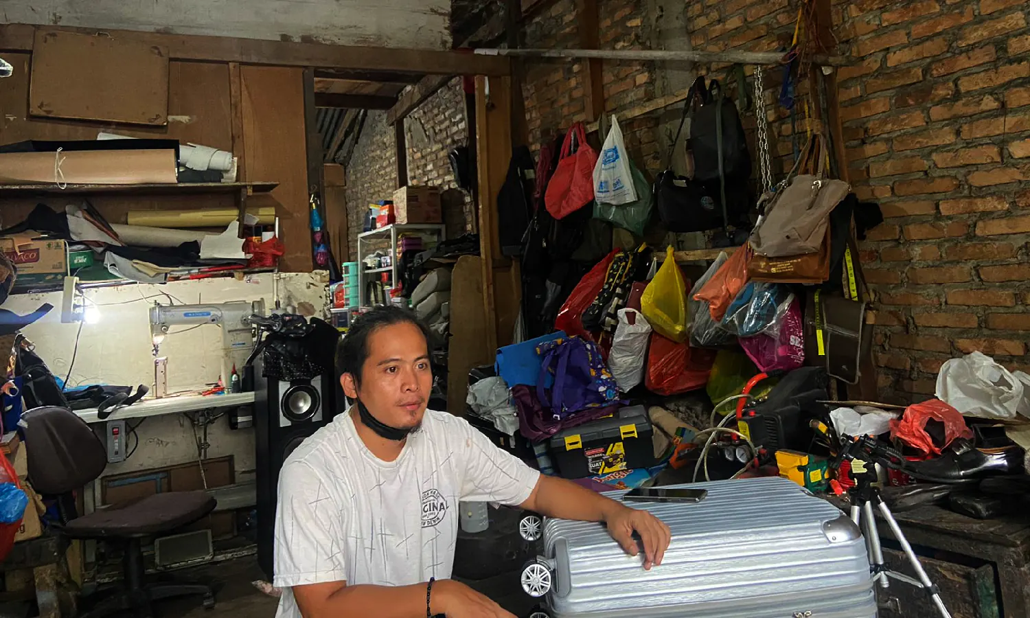 Kisah Bona Sinaga, Penjahit Sol Sepatu yang Tetap Eksis di Pematang Siantar
