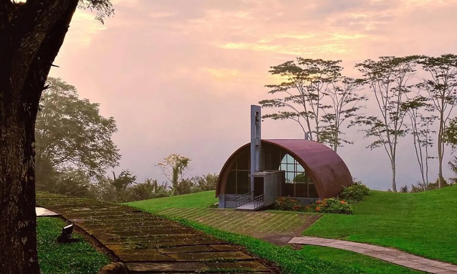 Bukit Doa Mahawu Tomohon: Wisata Religi yang Punya Suasana Damai dan Syahdu