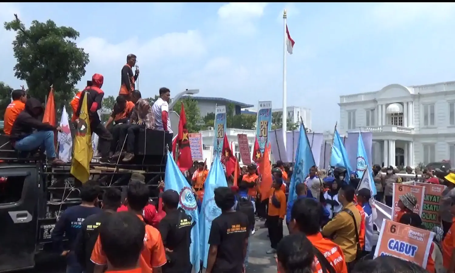 Aksi Demonstrasi Gelombang ke-9 Penolakan UU Cipta Kerja di Medan, Buruh: Pemerintah dan DPR Pengecut Tak Hadiri Sidang JR di MK