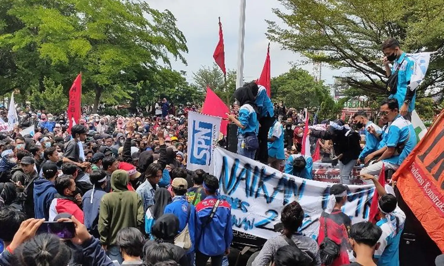 Menjelang Pengesahan UMK, Ribuan Buruh Turun ke Jalanan