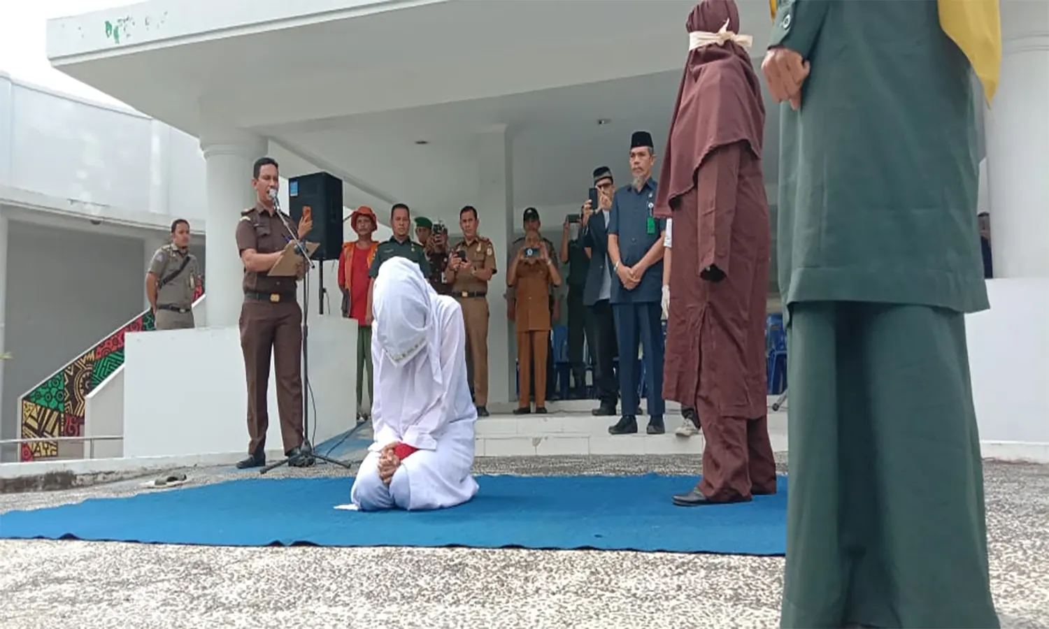 Pasangan yang Kepergok di Penginapan di Aceh Dihukum Cambuk